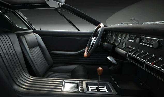 Intérieur de De Tomaso Mangusta avec tableau de bord et sellerie noire d’origine
