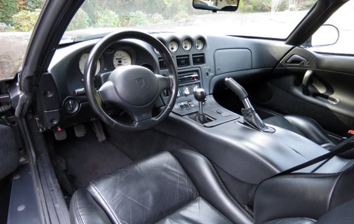 Intérieur de la Dodge Viper, cockpit minimaliste orienté conduite et performance
