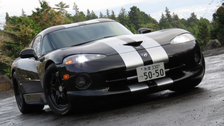Face avant d’une Dodge Viper noire avec bandes centrales, design brutal et agressif