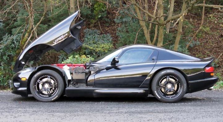 Dodge Viper de profil avec capot ouvert, supercar américaine à moteur V10