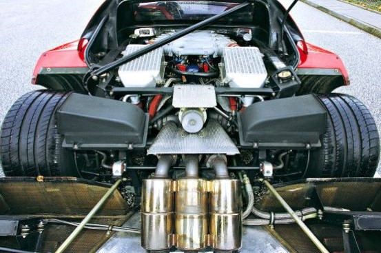 Moteur V8 biturbo de Ferrari F40 visible capot ouvert