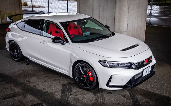 Honda Civic Type R blanche vue de haut, aérodynamique marquée et silhouette sportive