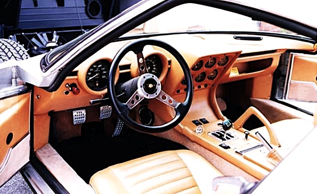 Intérieur de Lamborghini Miura avec tableau de bord et volant d’origine