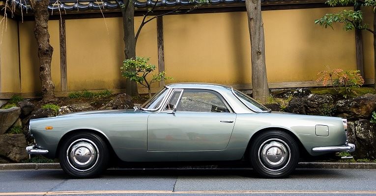 Lancia Flaminia GT Touring vue de profil, élégante voiture de collection italienne des années 60