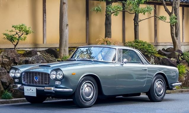 Lancia Flaminia GT Touring stationnée dans une rue japonaise, coupé italien classique restauré