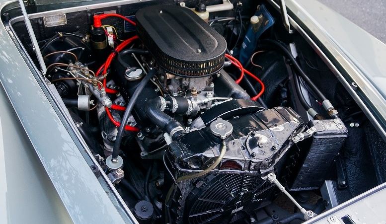 Compartiment moteur de la Lancia Flaminia GT Touring, V6 d’une voiture italienne de collection