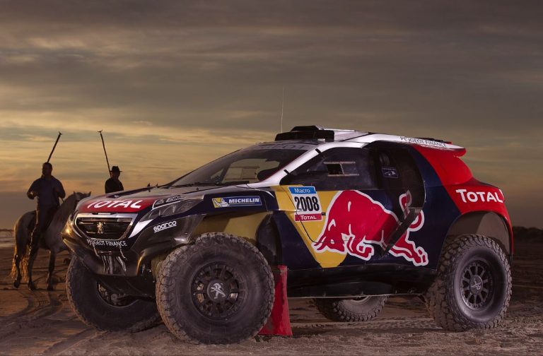 Paris Dakar Peugeot 2008 vainqueur 2016 dans les dunes de sable