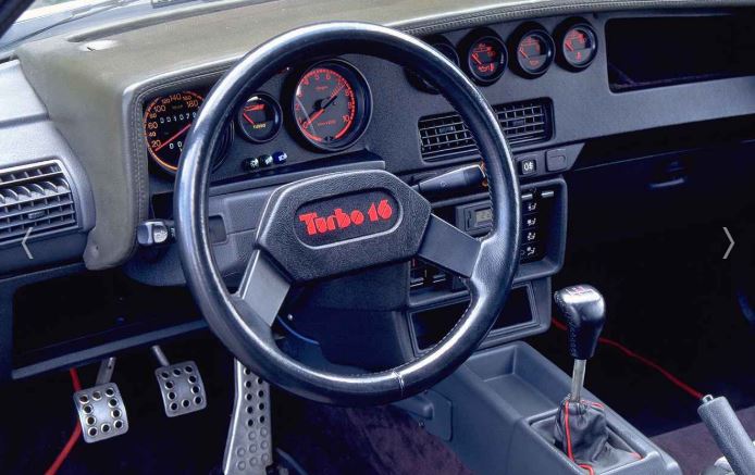 Intérier de la Peugeot 205 T16 version route