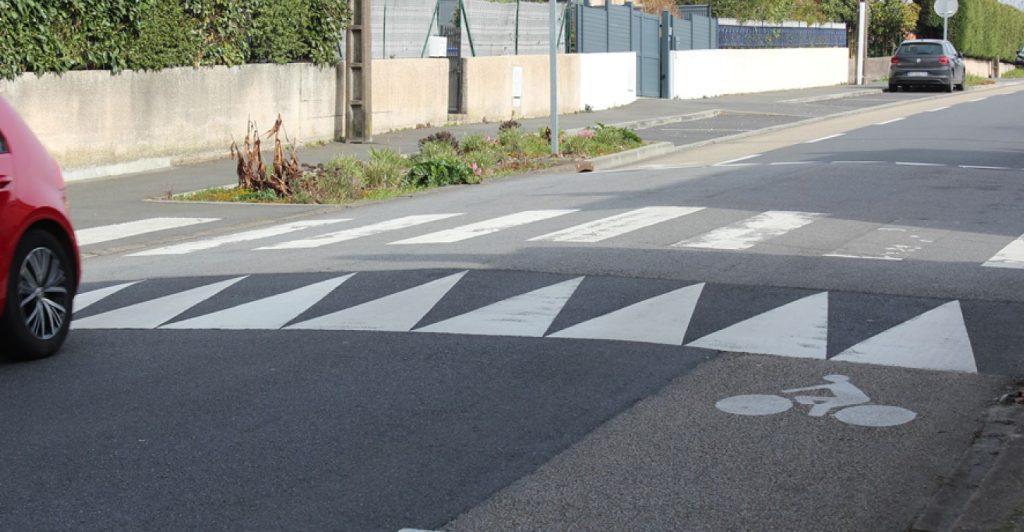 Ralentisseurs en France plateau traversant