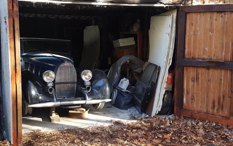 voiture ancienne Bugatti retrouvée dans un garage encombré sortie de grange