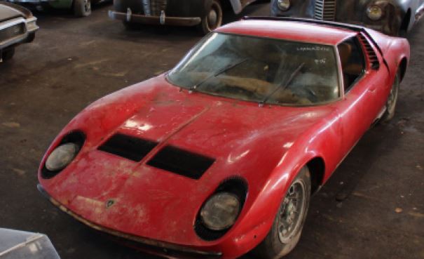 Lamborghini Miura poussiéreuse retrouvée dans un garage sortie de grange