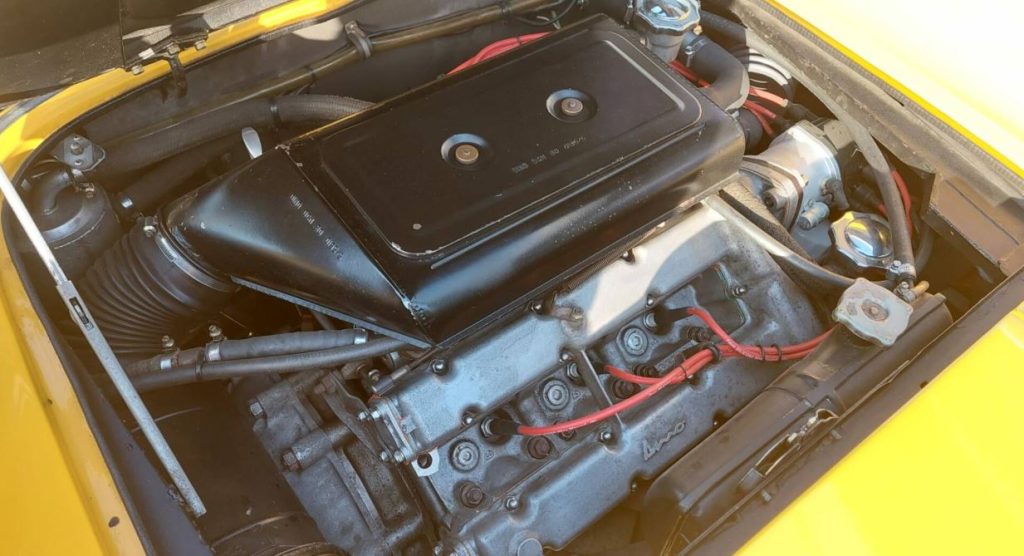 Voiture de collection : moteur de Dino 246 GT en cours d’entretien