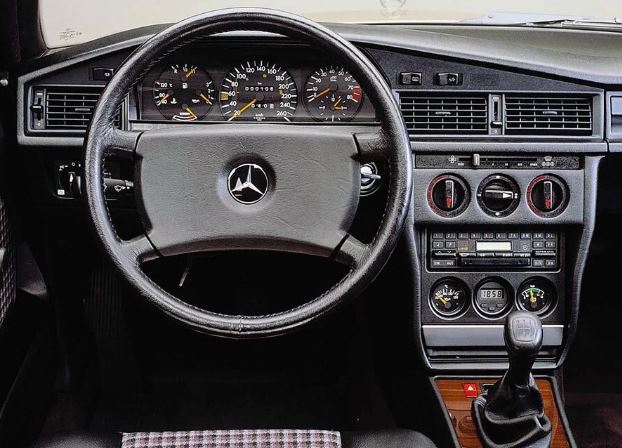 Intérieur de la Mercedes 190E 16S