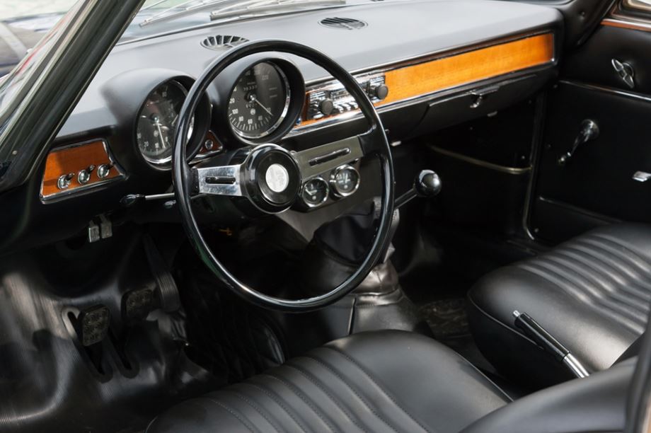 Intérieur Alfa Romeo Giulia GT Junior avec tableau de bord classique et volant d’époque