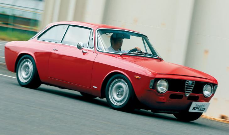 Alfa Romeo Giulia GT Junior rouge en conduite, coupé italien léger et sportif