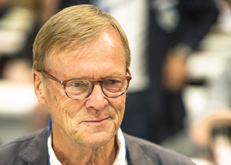 Portrait d’Ari Vatanen ancien champion du monde des rallyes et vainqueur du Dakar