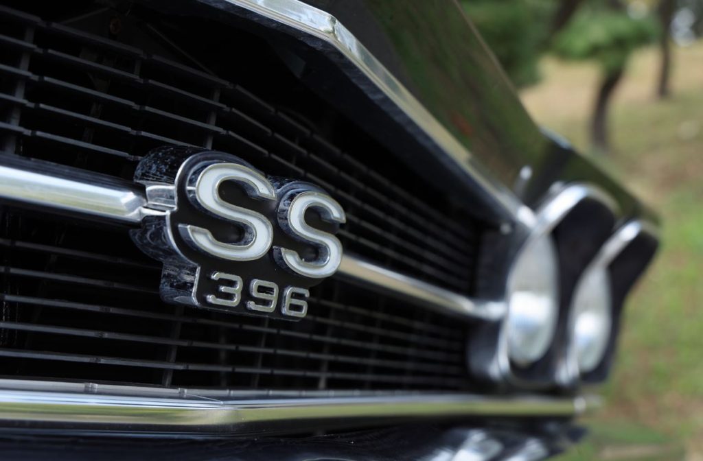 Badge SS 396 sur la calandre d’une Chevrolet Chevelle SS, détail emblématique d’une muscle car américaine