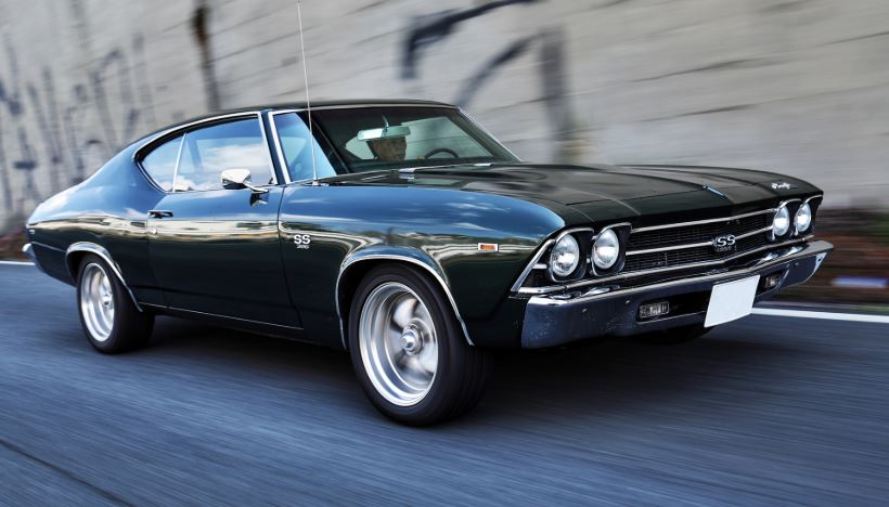Chevrolet Chevelle SS en roulage, muscle car américaine aux lignes puissantes sur route urbaine