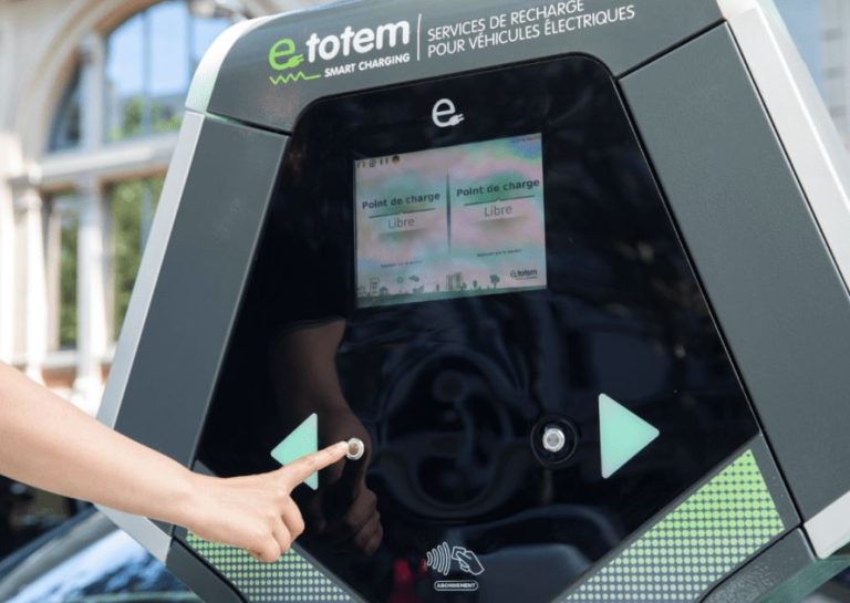 Coût recharge électrique autoroute écran e Totem