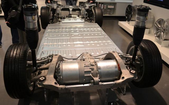 Dual motor poussé à qutre moteurs, un par roue