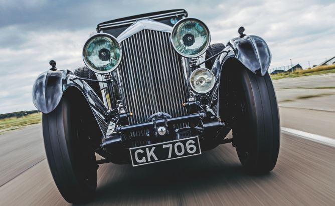 Bentley 8 Litre de face en roulage, grande berline britannique des années 30