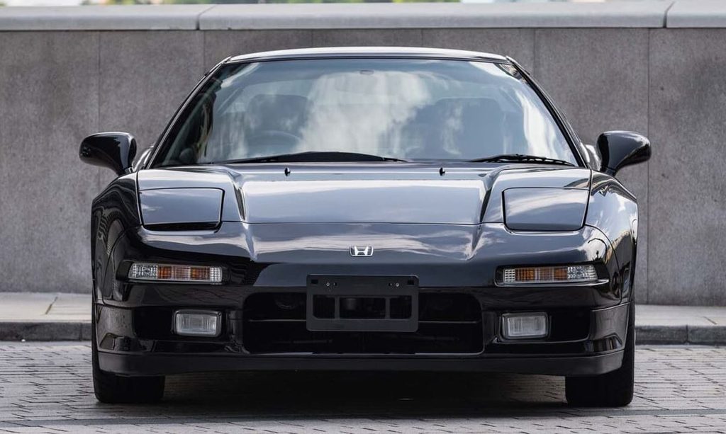 Honda NSX (1990-2005) noire vue de face avec phares escamotables