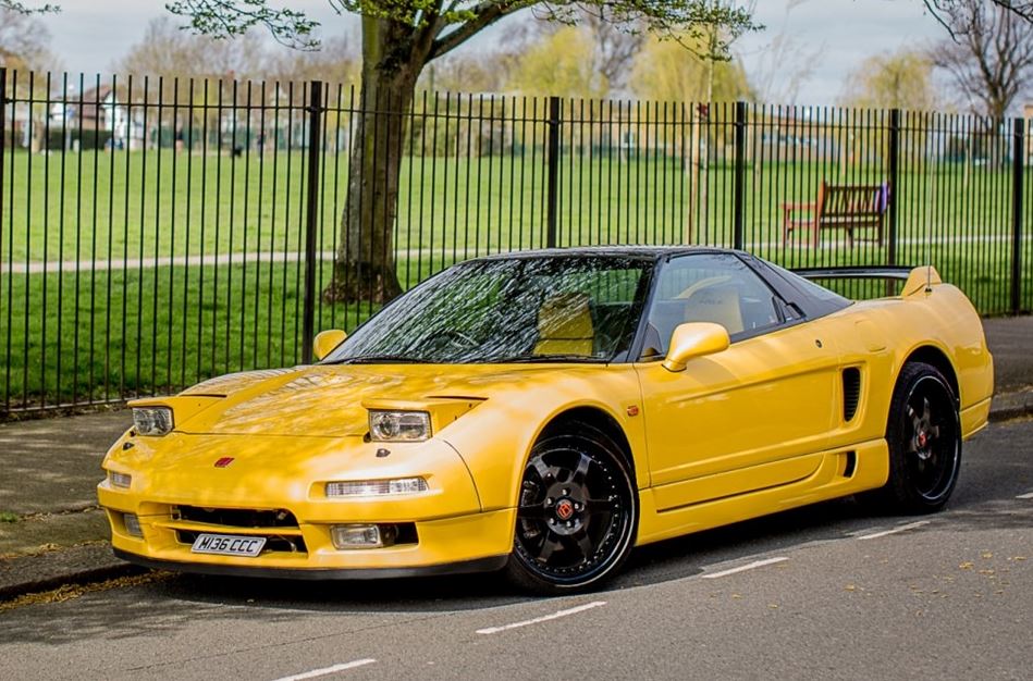 Honda NSX (1990-2005) jaune vue de trois quarts avant