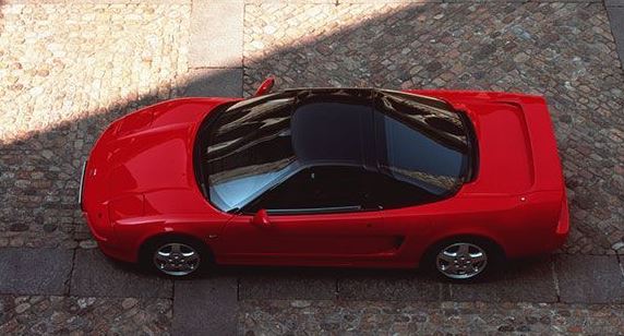 Honda NSX vue de dessus, silhouette compacte et moteur central apparent