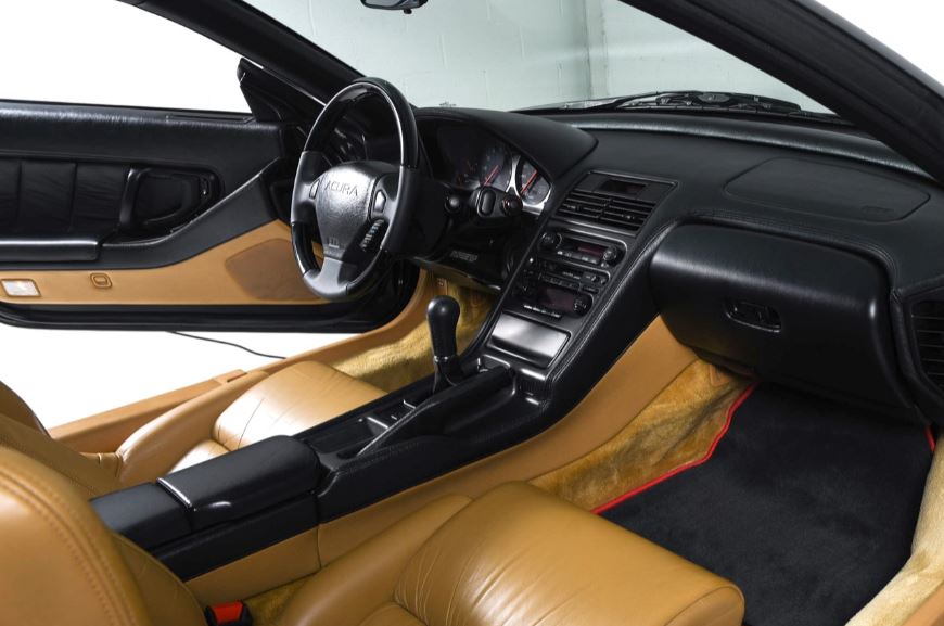 Intérieur de la Honda NSX avec poste de conduite orienté vers le pilote