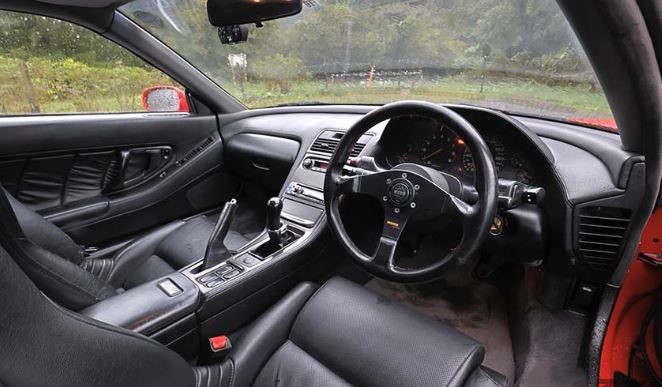 Intérieur de la Honda NSX avec poste de conduite orienté vers le pilote
