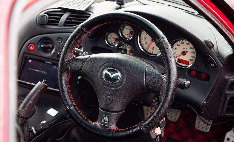intérieur Mazda RX-7 avec volant Mazda tableau de bord analogique et compteurs sportifs