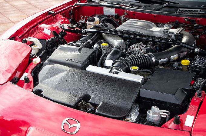moteur rotatif Wankel Mazda RX-7 dans compartiment moteur avec admission et éléments mécaniques visibles