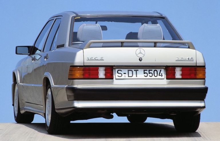 Mercedes 190E 2.3-16 vue arrière trois quarts avec badges 190E et 2.3-16 visibles