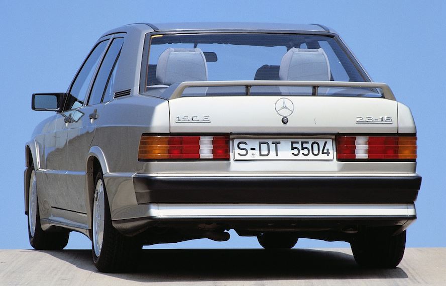 Mercedes 190E 2.3-16 vue arrière trois quarts avec badges 190E et 2.3-16 visibles