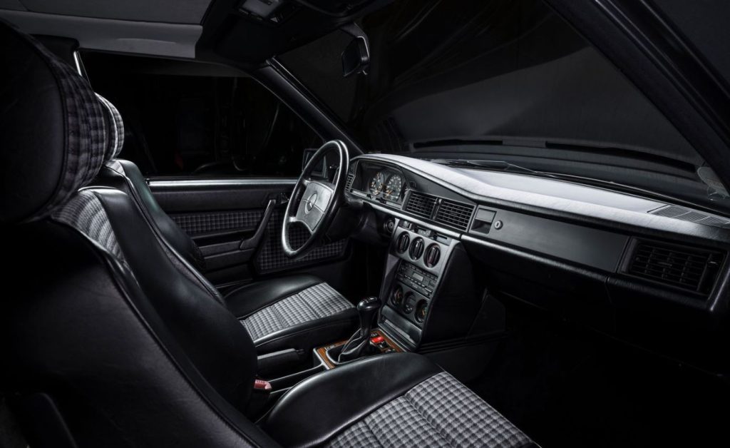 Intérieur Mercedes 190E 2.5-16 avec sièges à carreaux et tableau de bord sport