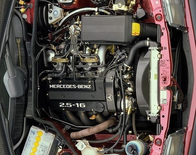 Moteur Mercedes-Benz 2.5-16 de la Mercedes 190E 16S vue de dessus