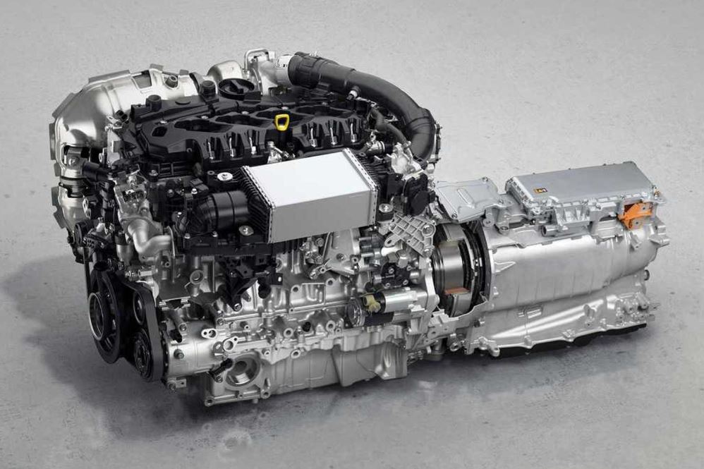 Moteur transversal vs longitudinal, ici 6 cilyndres longitudinal Mazda