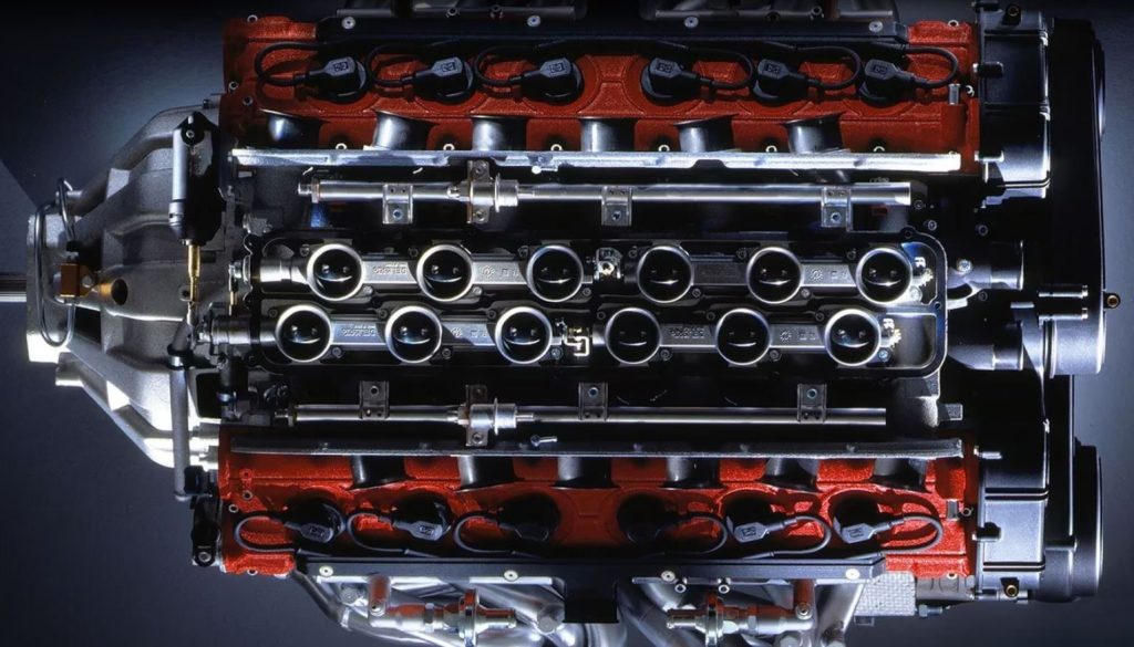 Moteur transversal vs longitudinal, ici le V12 longitudinal de la Ferrari 550 Maranello