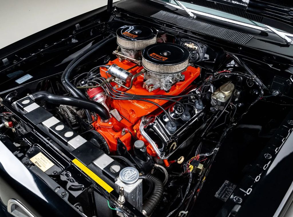 Moteur V8 426 Hemi de la Plymouth Barracuda, avec ses deux carburateurs quadruple corps et ses culasses hémisphériques.
