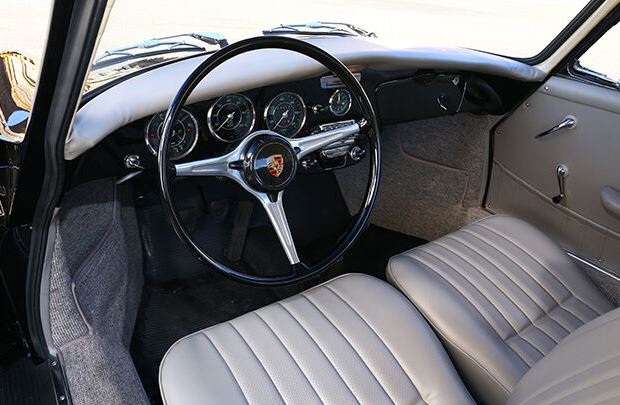 Intérieur de Porsche 356 avec volant trois branches et tableau de bord d’origine