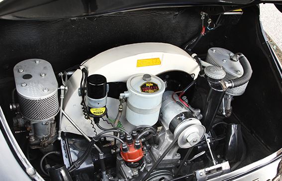 Moteur arrière de Porsche 356 avec carburateurs et accessoires d’époque