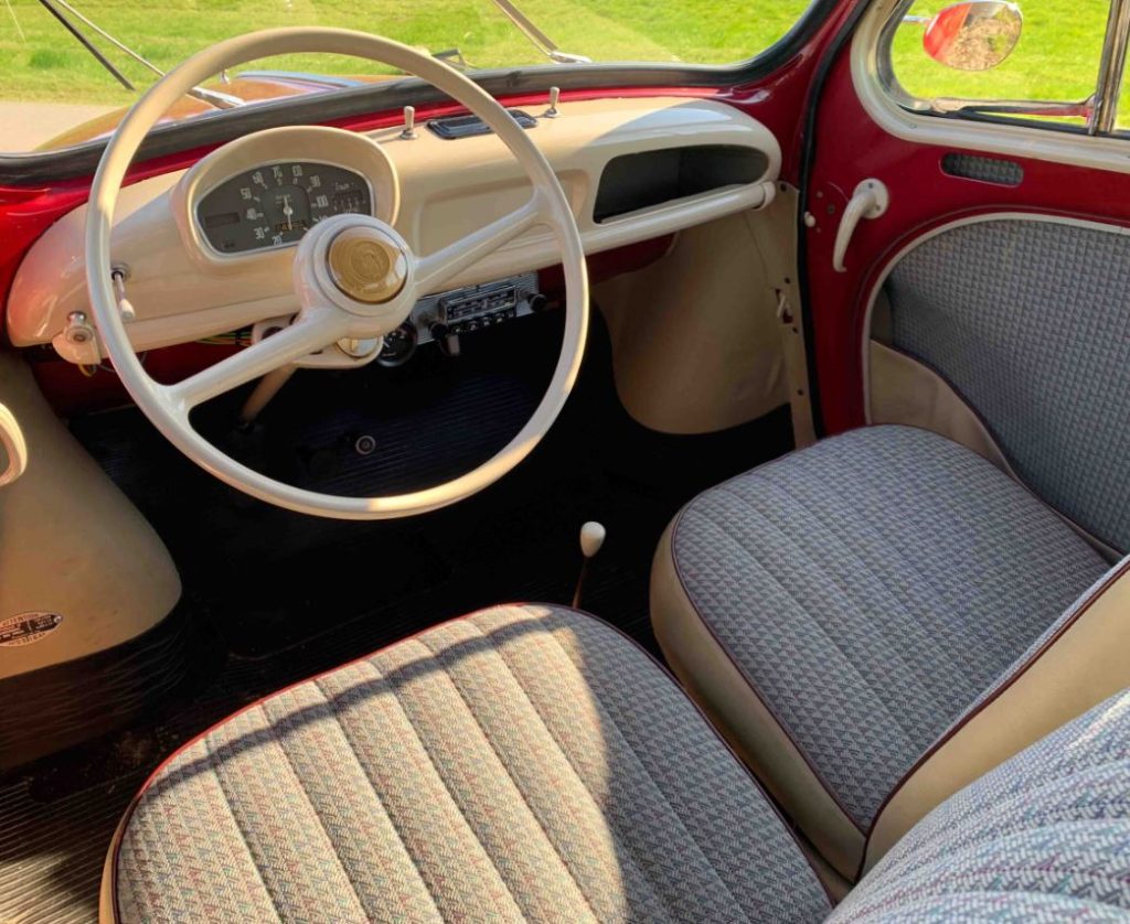 Renault 4 CV intérieur