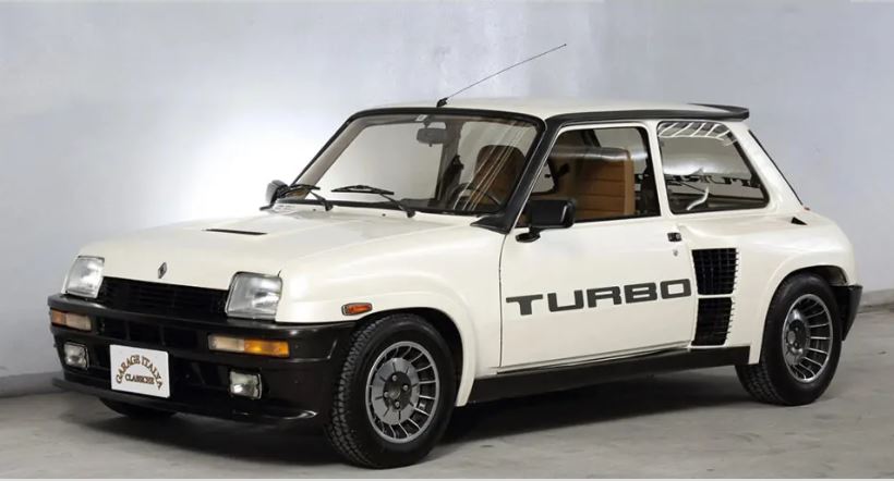 Renault 5 Turbo blanche vue de profil, large ailes et prises d’air latérales caractéristiques