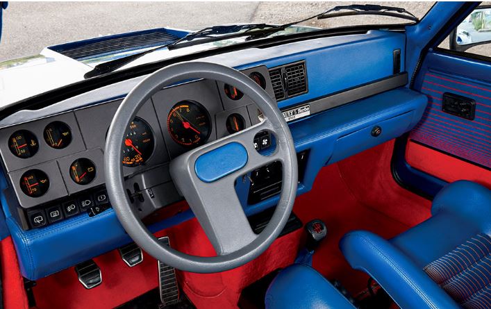 Habitacle Renault 5 Turbo, intérieur coloré avec instrumentation typique des années 80