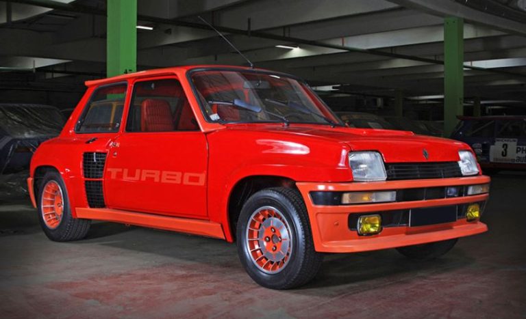 Renault 5 Turbo rouge vue avant trois quarts, version routière emblématique des années 80