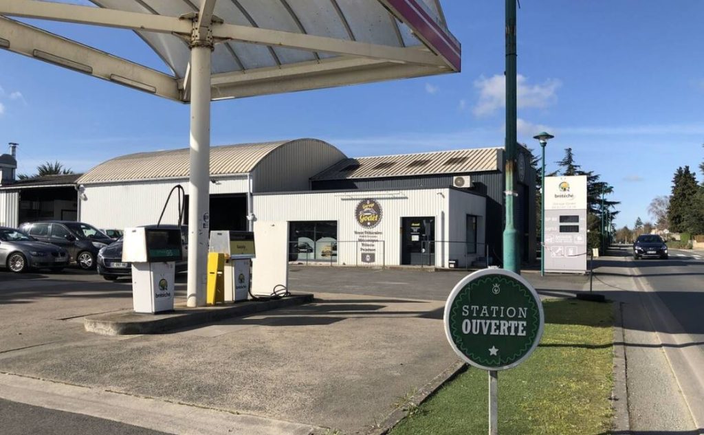Taxe kilometre voiture électrique, station service désertée