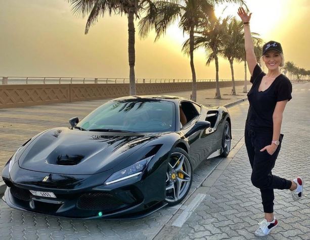 Supercar Blondie présente une Ferrari F8 Tributto