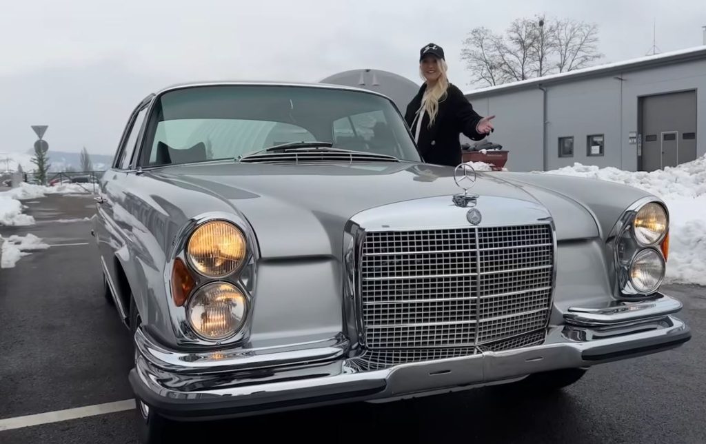 Supercar Blondie présente une Mercedes de collection