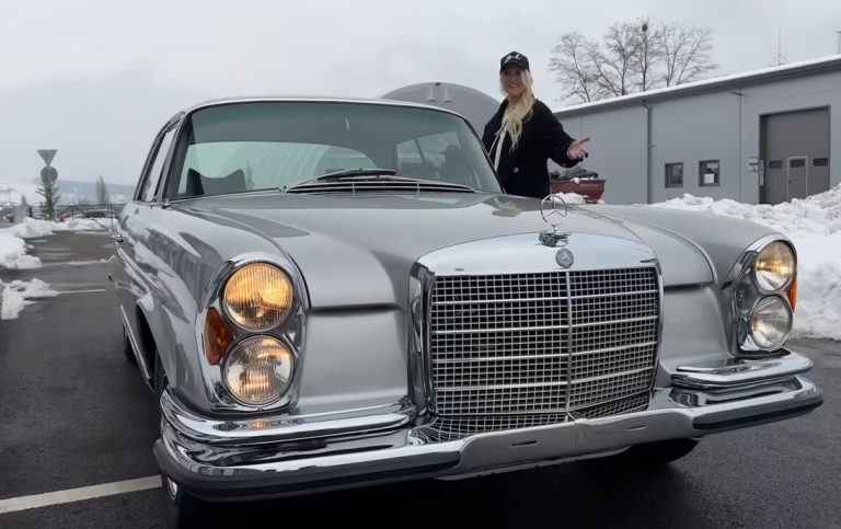 Supercar Blondie présentant une Mercedes ancienne de collection en extérieur