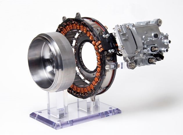 Alterno-démarreur ouvert montrant le stator, le rotor et les bobinages internes